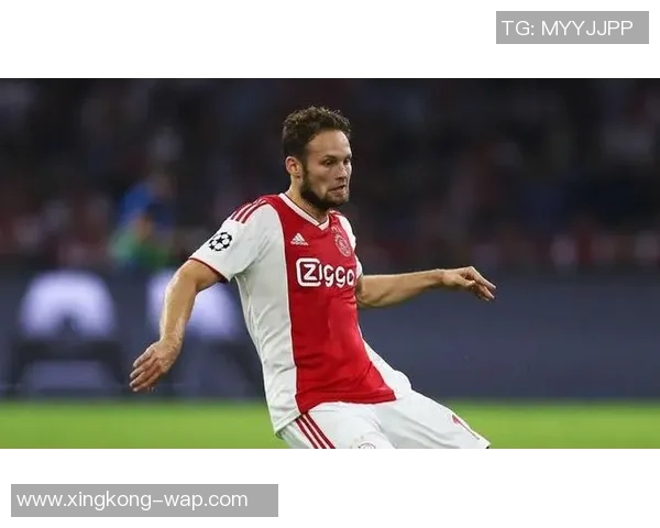 红衣足球明星是谁他在球场上的表现为何引人注目