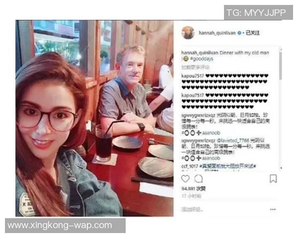 足球巨星父亲与子同框合影 展现温馨父爱与足球传奇传承