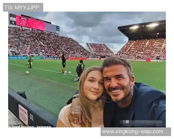 足球巨星带儿女出镜 温馨家庭时刻引发网友热议 足球巨星带儿女出镜 温馨家庭时刻引发网友热议